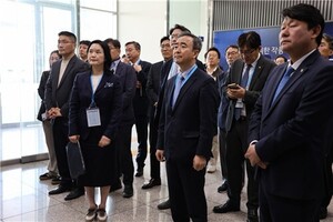 "국가인공지능전략위, AI로 물들인 LG 스마트공장 현장 점검"